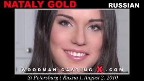 Descargar Nataly Gold archivos de vídeo de fundición.  Una chica rusa, Nataly Gold tener relaciones sexuales con Pierre Woodman.